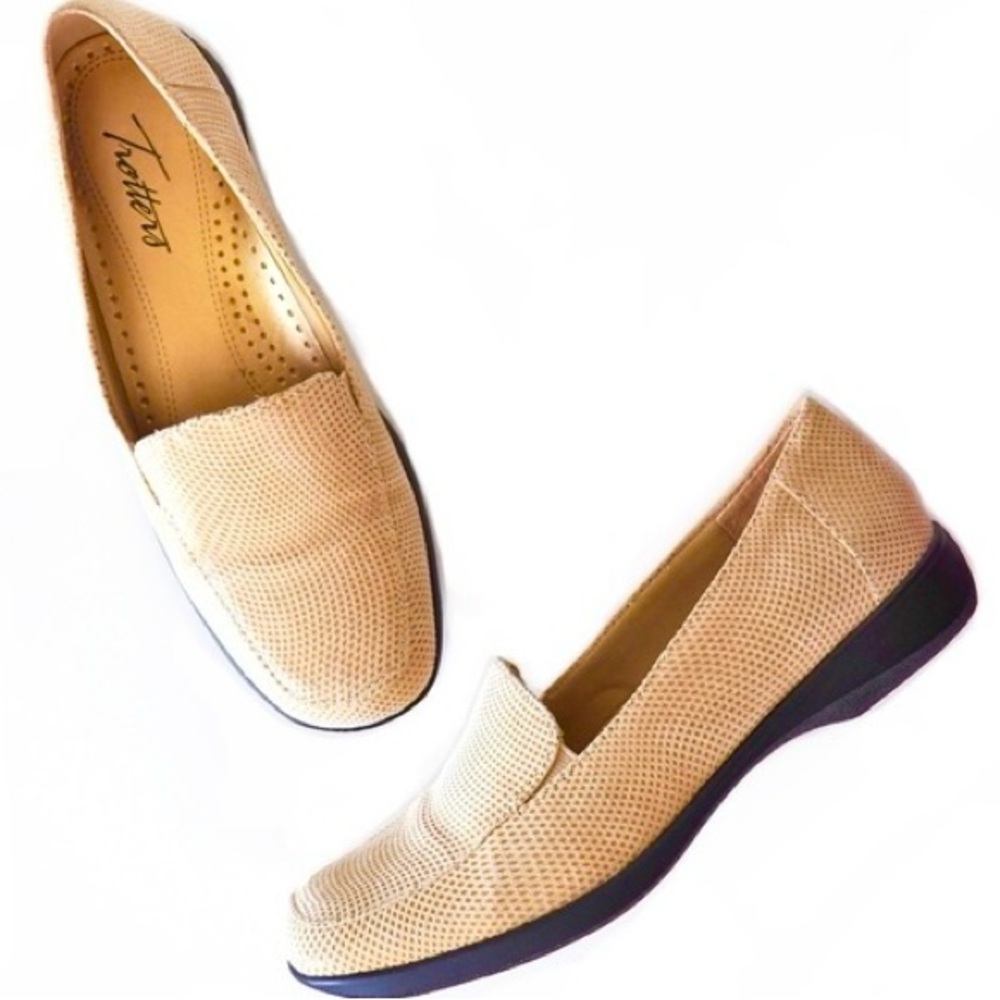 Trotters Tan/Brown Flats NWOT